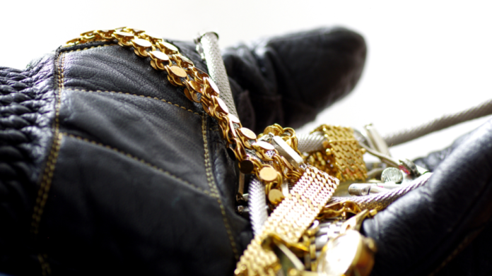 Βαλιτσάκι με χρυσαφικά στα χέρια «μαϊμού» τεχνικού της ΔΕΗ