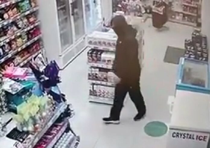 Βίντεο ντοκουμέντο: Η στιγμή που μπαίνει σε πρατήριο καυσίμων ένοπλος ληστής