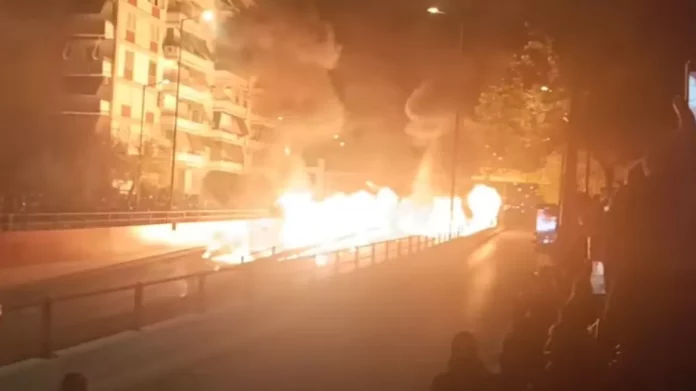 Νέος Κόσμος: «Πόλεμος» για άλλη μια χρονιά με βεγγαλικά και μολότοφ μετά το «Χριστός Ανέστη»