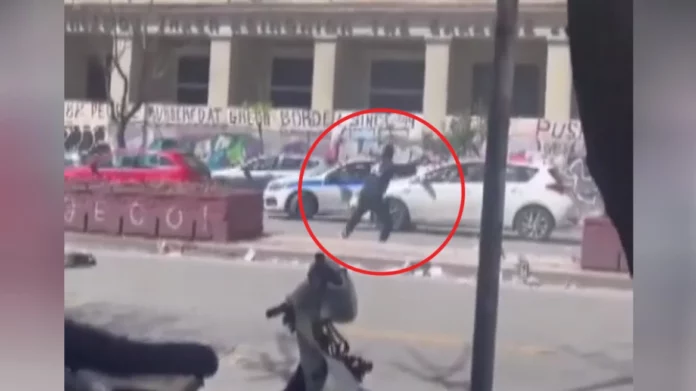 Πρωτοφανής ανακοίνωση της ΕΛΑΣ: Επιτίθεται στον αστυνομικό που πυροβόλησε στον αέρα για να διαφύγει ενώ κινδύνευε η ζωή του