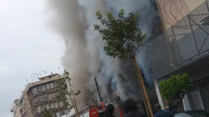 Φωτιά τώρα σε κατάστημα με χρώματα στον Πειραιά – (VIDEO-ΦΩΤΟ)