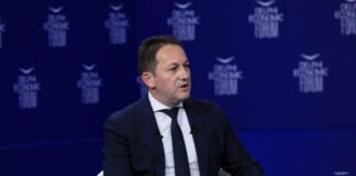 Ο Στέλιος Πέτσας μοιράζει… μπουφάν με το όνομά του! – Ανθή Βούλγαρη: «Μήπως να βγάλουν και μαγιό;» (φώτο)