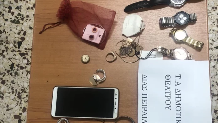 Πειραιάς: Τους τσάκωσαν οι αστυνομικοί την ώρα που έμπαιναν για διάρρηξη σε μονοκατοικία