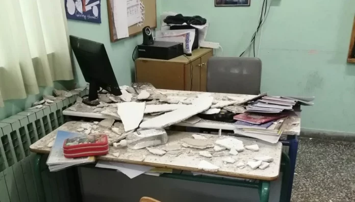 Βόλος: Τμήμα της οροφής έπεσε σε τάξη δημοτικού σχολείου – (ΦΩΤΟ)