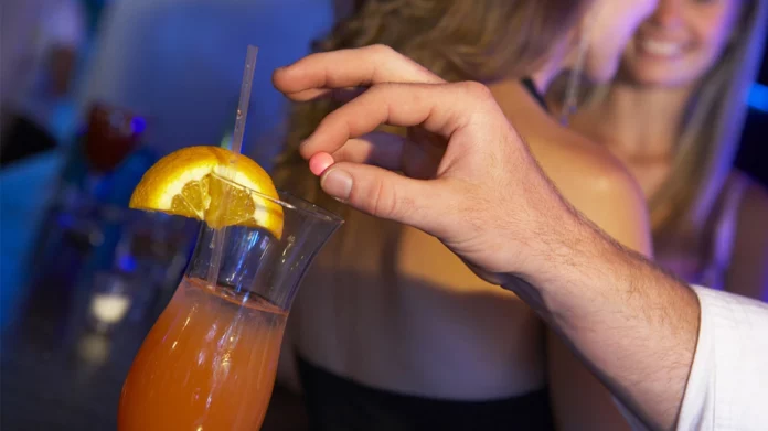 Αναζητούν τον «Sasha» που φέρεται να έριξε ναρκωτικό στο ποτό ανήλικης και μετά τη βίασε