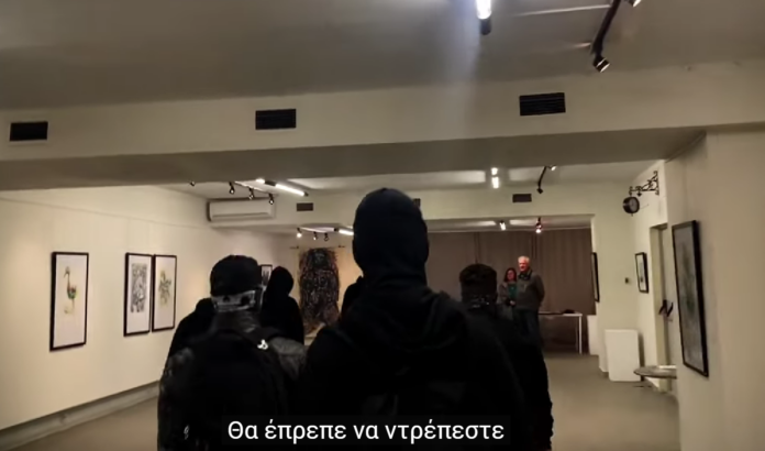 Θεσσαλονίκη: Κουκουλοφόροι χρυσαυγίτες εισέβαλαν σε έκθεση Σκοπιανού καλλιτέχνη (video)