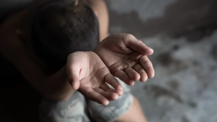 Σαντορίνη: Έβαζαν τα παιδιά τους να ζητιανεύουν και έπαιρναν τα χρήματα