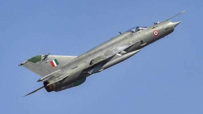 Ινδία: Συνετρίβη μαχητικό αεροσκάφος MiG-21 πάνω σε σπίτι – Τρεις νεκροί – (VIDEO)
