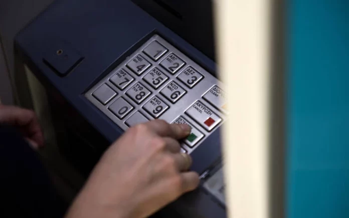 Εξαφανίζονται τα ΑΤΜ – Πάνω από 24 δήμοι και δεκάδες χωριά χωρίς αυτόματα μηχανήματα συναλλαγών
