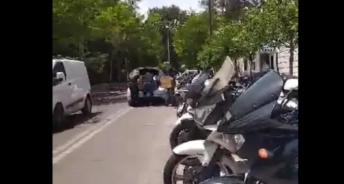 «Τα σήκωσε όλα» από το Μαξίμου ο Ακης (VIDEO)