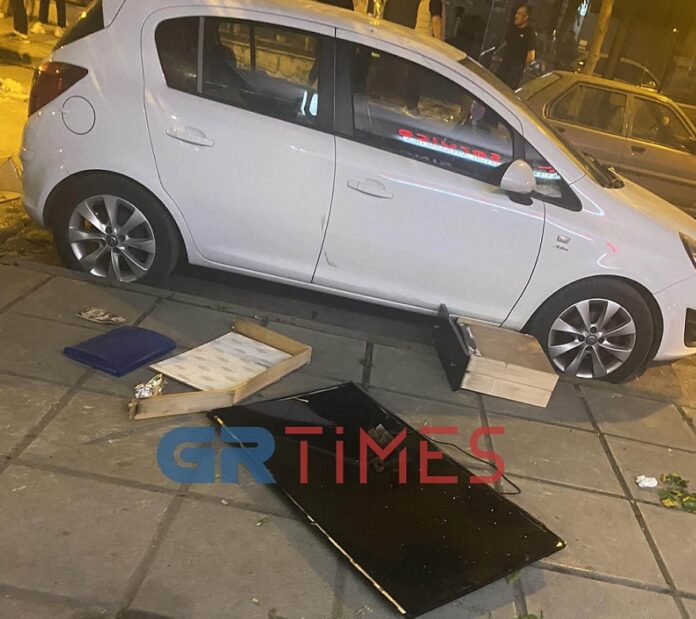 Θεσσαλονίκη: Άνδρας σε αμόκ πέταξε τηλεόραση από μπαλκόνι και τα έκανε «γυαλιά καρφιά»