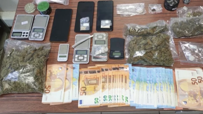 Θεσσαλονίκη: Έκρυβε τα ναρκωτικά σε υπαίθρια «καβάντζα» κοντά στο σπίτι του