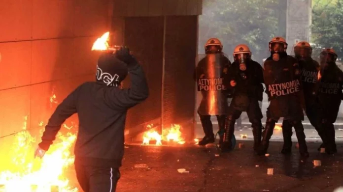 Επεισόδια έξω από την Πανεπιστημιούπολη – Ένας αστυνομικός τραυματίας