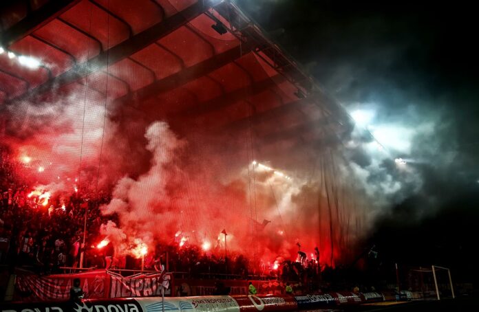 Θεσσαλονίκη: Δικογραφίες σε 19 για κροτίδες και καπνογόνα στα γήπεδα ΠΑΟΚ και Άρη