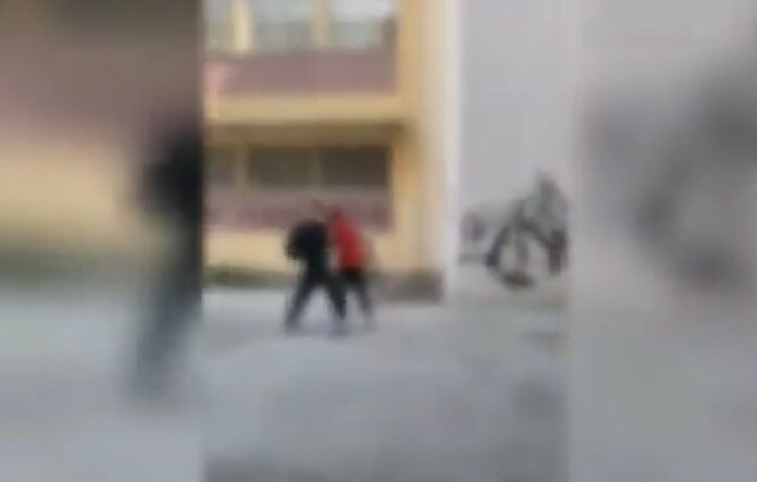 Σέρρες: Άγριο ξύλο μεταξύ μαθητών σε προαύλιο σχολείου