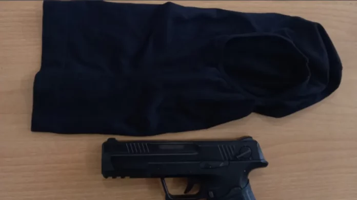 Πέλλα: Οδηγούσε έχοντας μαζί του όπλο και κουκούλα