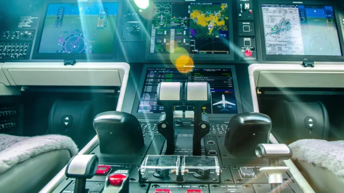 Συμμορία έβγαζε πλαστά διπλώματα σε πιλότους: H ταρίφα των €25.000 και οι κρυφές κάμερες στα πουκάμισα