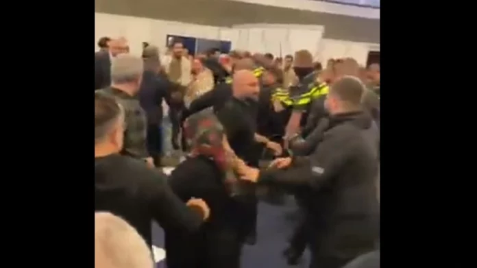 Εκλογές στην Τουρκία: Επεισόδια σε εκλογικό τμήμα για Τούρκους υπηκόους στο Άμστερνταμ – (VIDEO)