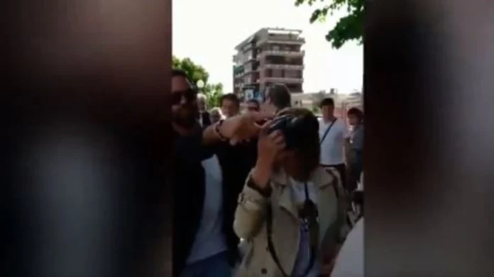 Ιταλία: Αντιεμβολιαστής χαστούκισε τον πρώην πρωθυπουργό Τζουζέπε Κόντε σε πλατεία – (VIDEO)
