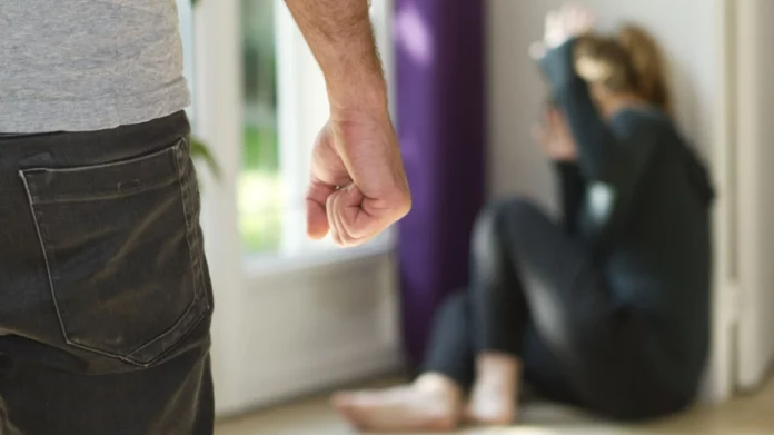 Θεσσαλονίκη: Καταδικάστηκε «νταής» που ξυλοκόπησε την πρώην σύζυγο και τη φίλη της – «Φοβήθηκα ότι θα μας σκοτώσει»