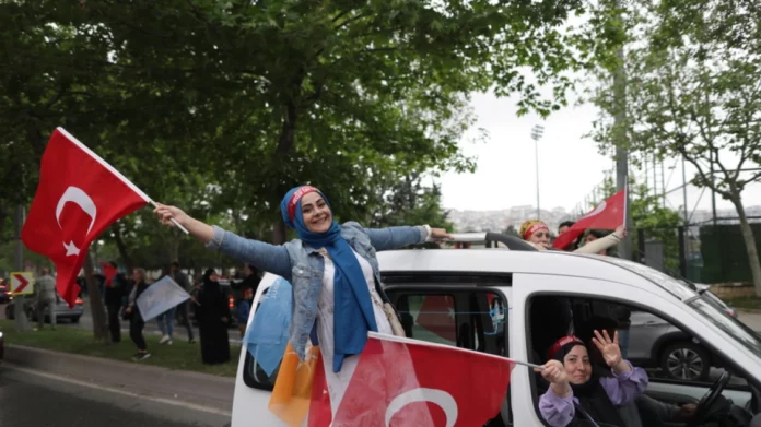 Εκλογές στην Τουρκία: Οι υποστηρικτές του Ερντογάν πανηγυρίζουν στους δρόμους – (ΦΩΤΟ)
