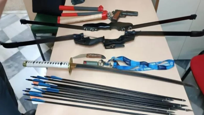 Κοζάνη: Επιτέθηκε σε αστυνομικούς με ξίφος, βέλη και σπρέι πιπεριού!