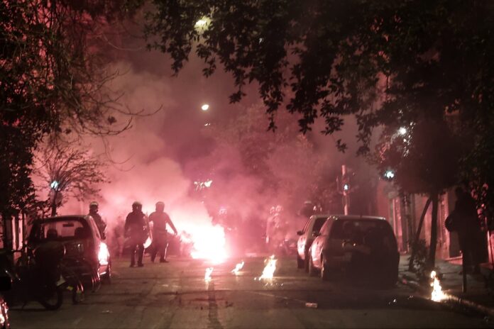 Διπλή επίθεση με μολότοφ κατά αστυνομικών το βράδυ στα Εξάρχεια