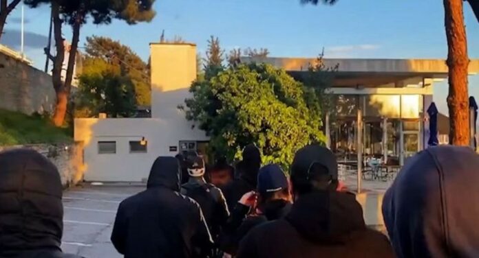 Ταυτοποιήθηκαν 4 μέλη της Χρυσής Αυγής που είχαν εισβάλει σε έκθεση στην Καλαμαριά