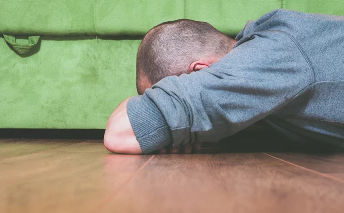 Κοιμάται δύο χρόνια στο πάτωμα λόγω της ενοχλητικής γειτόνισσας – «Ζω μια κόλαση, το κάνει για εκδίκηση»