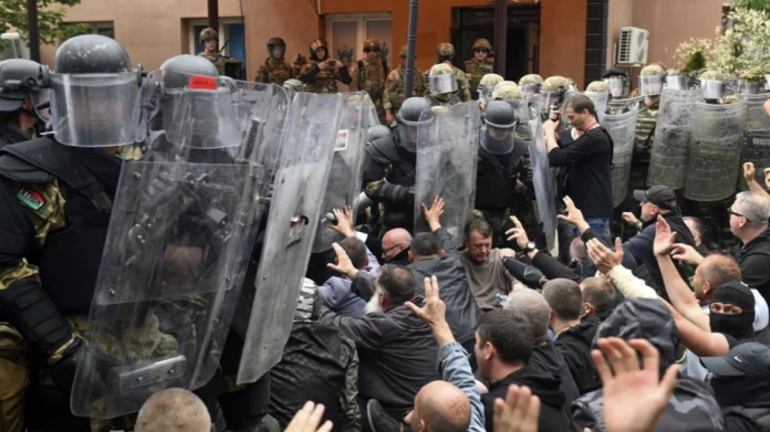 Κόσοβο: Δεκάδες οι τραυματίες από την άγρια σύγκρουση Σέρβων με στρατιώτες του ΝΑΤΟ