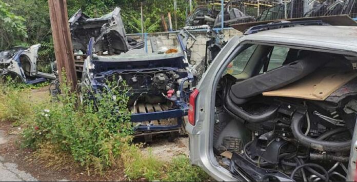 Θεσσαλονίκη: Μάντρα ανταλλακτικών αποσυναρμολογούσε παράνομα αυτοκίνητα και ρύπαινε το περιβάλλον (φωτο)