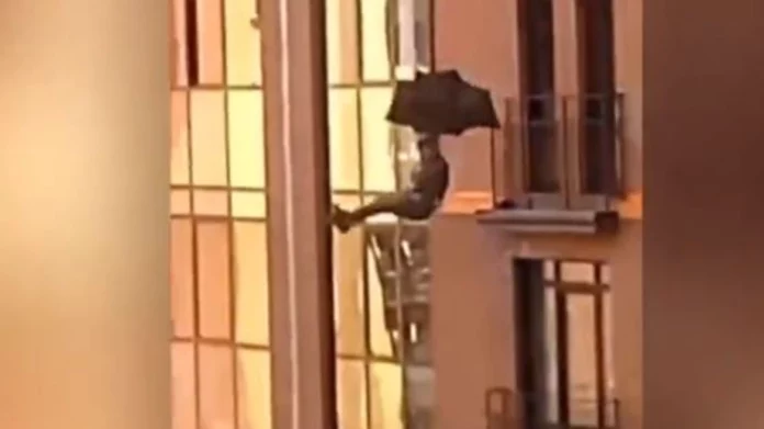 Ρωσία: Άρπαξε μια ομπρέλα και έπεσε από τον όγδοο όροφο, πέθανε στο ασθενοφόρο – (VIDEO)