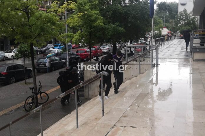 Θεσσαλονίκη: Ελεύθεροι οι δύο νεαροί που προκάλεσαν φωτιά σε καταστήματα – “Έκανα τον σταυρό μου και πηδούσα”, δήλωσε ο ένας (video)