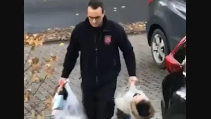 To βίντεο που δίχασε τα social media: Πατέρας σήκωσε την 2χρονη κόρη του σαν σακούλα