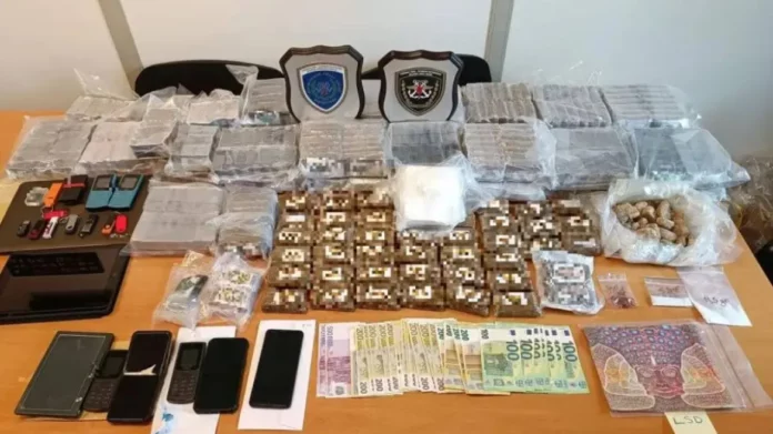 Πάτρα: Τεράστιο φορτίο με ναρκωτικά σε νταλίκα – 51 κιλά κάνναβης, κοκαΐνη και LSD