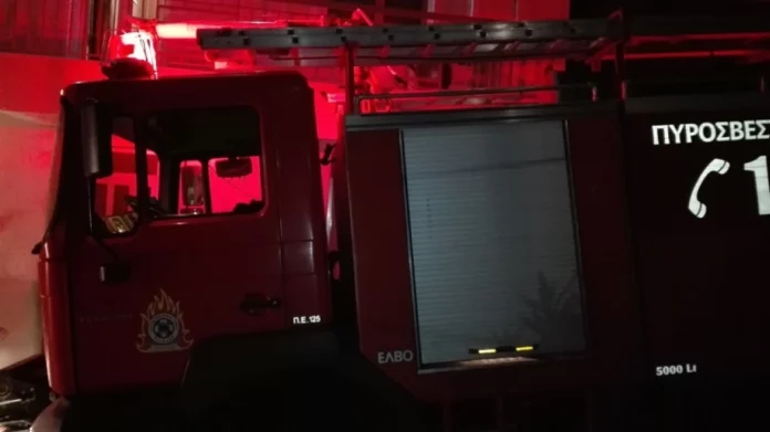 Φωτιά στην είσοδο πολυκατοικίας στο Νέο Κόσμο