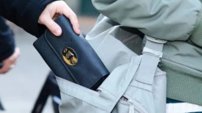 Βόλος: Άρπαξε το πορτοφόλι ηλικιωμένης… για μόλις 35 ευρώ – Πώς την παρακολουθούσε πριν της περάσουν χειροπέδες