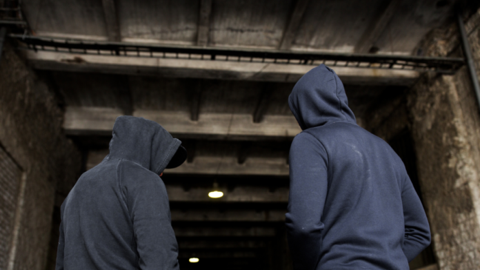 Πετρούπολη: Συνελήφθησαν μαθητές Γυμνασίου μετά από καταγγελία ότι απείλησαν να ληστέψουν συνομήλικο τους