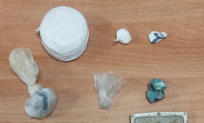 Τους τσάκωσαν με ναρκωτικά στο κέντρο της Θεσσαλονίκης – 43χρονος είχε πάρει την κοκαΐνη από βάση δέντρου