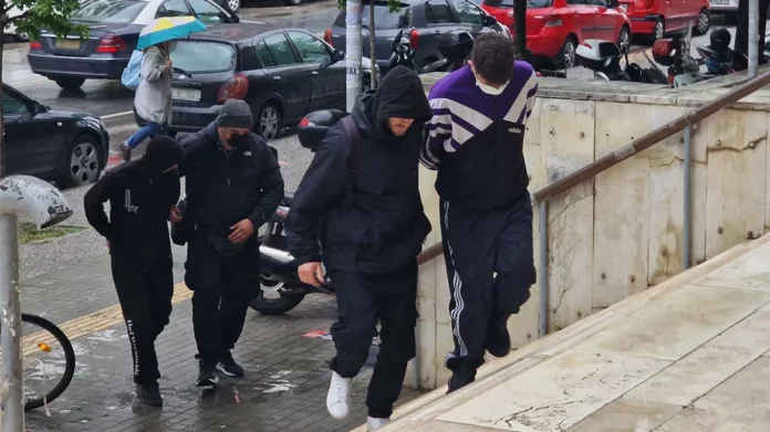 Θεσσαλονίκη: Να αποκαταστήσουν τις ζημιές στα καταστήματα θέλουν οι δύο παρκουρίστες που κατηγορούνται για εμπρησμό