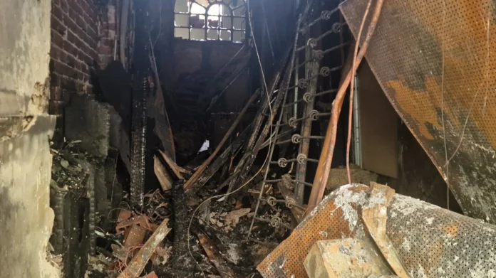 Θεσσαλονίκη: Εικόνες καταστροφής – «Έκαναν γκράφιτι με φωτιά» και… πυρπόλησαν δύο καταστήματα οι κουκουλοφόροι