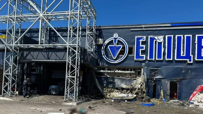 Ουκρανία: Τουλάχιστον τρεις νεκροί άμαχοι από επίθεση σε σούπερ μάρκετ στη Χερσώνα