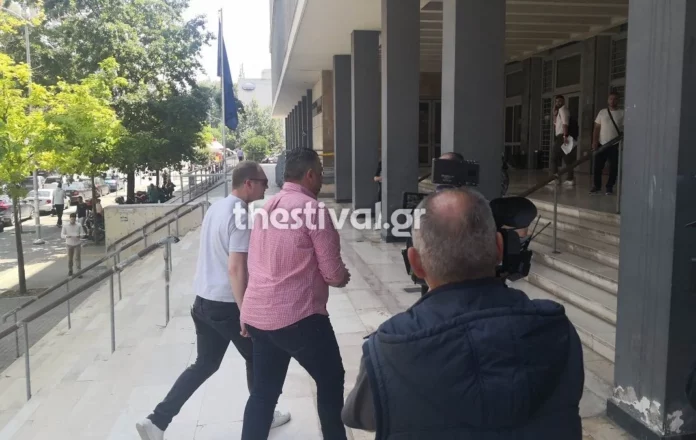 Θεσσαλονίκη: Στον εισαγγελέα ο αστυνομικός που συνελήφθη για διακίνηση μεταναστών (φωτο)