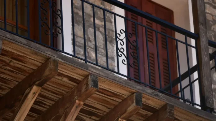 Λάρισα: Πέταξε… μπουκάλι με χλωρίνη σε 41χρονο που περνούσε κάτω από το μπαλκόνι της – Στο νοσοκομείο με έγκαυμα στο μάτι