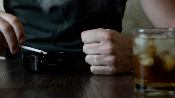 Θεσσαλονίκη: Καταδικάστηκε «νταής» που ξυλοκόπησε barwoman και έσπασε το μαγαζί επειδή ζήλευε