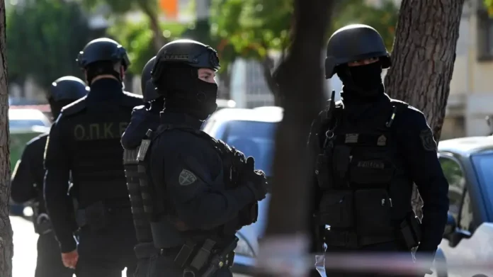 ΕΛΑΣ: Όπλα, αλεξίσφαιρα και αναβολικά βρήκαν στους 7 του κυκλώματος εκβιαστών