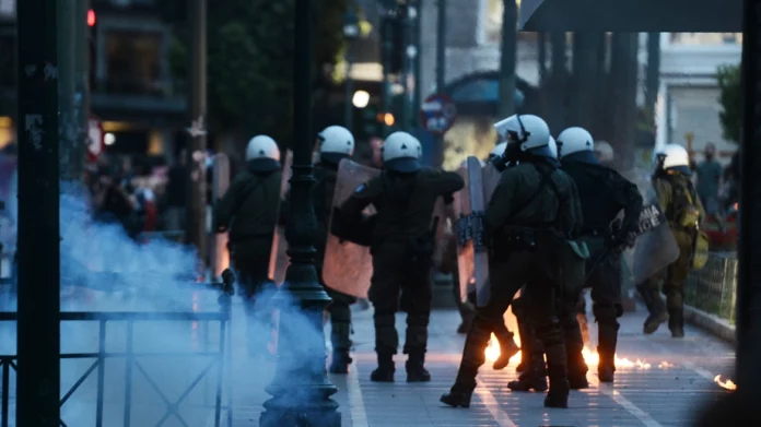 Ναυάγιο στην Πύλο: Μολότοφ και επεισόδια από «δικαιωματιστές» στο κέντρο της Αθήνας – Βίντεο και φωτογραφίες