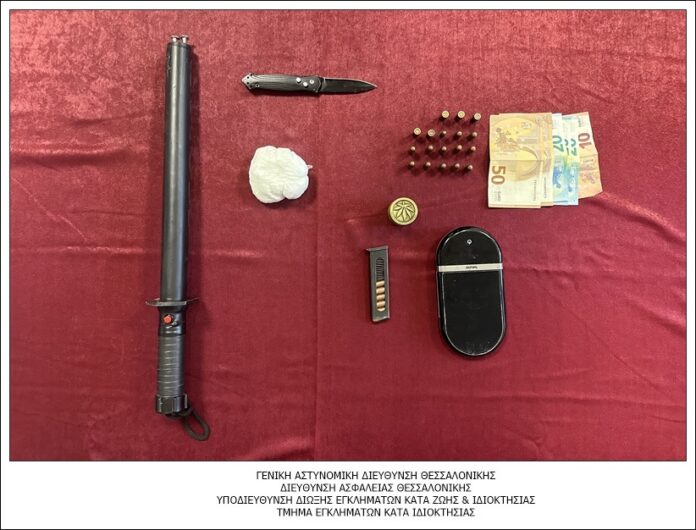 Θεσσαλονίκη: Αστυνομικοί βρήκαν ναρκωτικά και tazer σε μορφή γκλοπ στo μαγαζί του