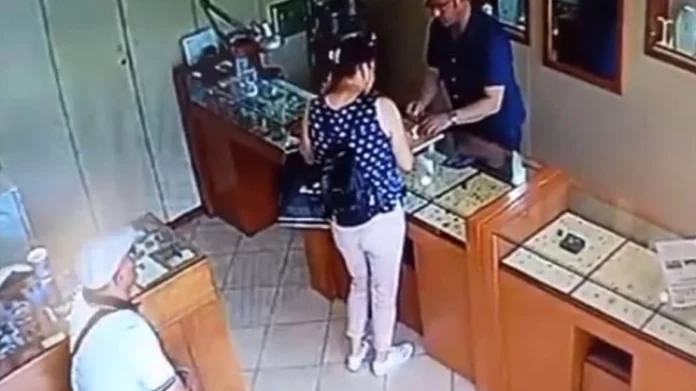 Ηράκλειο: «Πελάτες» έκλεψαν βραχιόλι από κοσμηματοπωλείο και μετά έστησαν καβγά σε καφενείο για να μην πληρώσουν – (VIDEO)