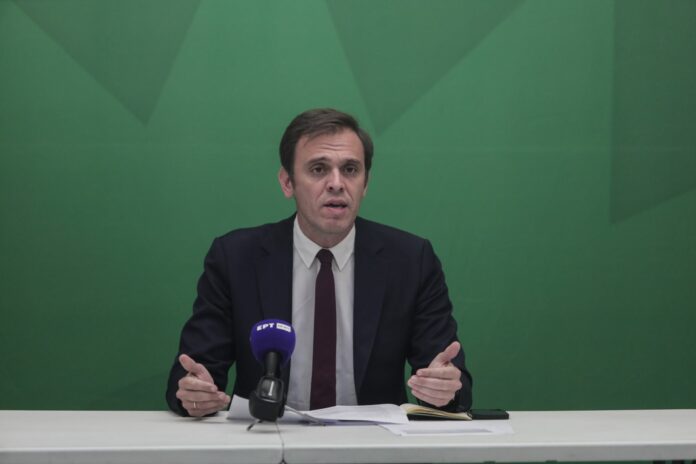 «Πόλεμος» ΣΥΡΙΖΑ-ΠΑΣΟΚ για τον Δ.Μάντζο και το δημοσίευμα που τον εμφανίζει ως «προστάτη των funds»